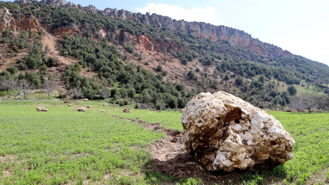 Tarlalara yuvarlanan kayalar depremlerin etkisini gösteriyor